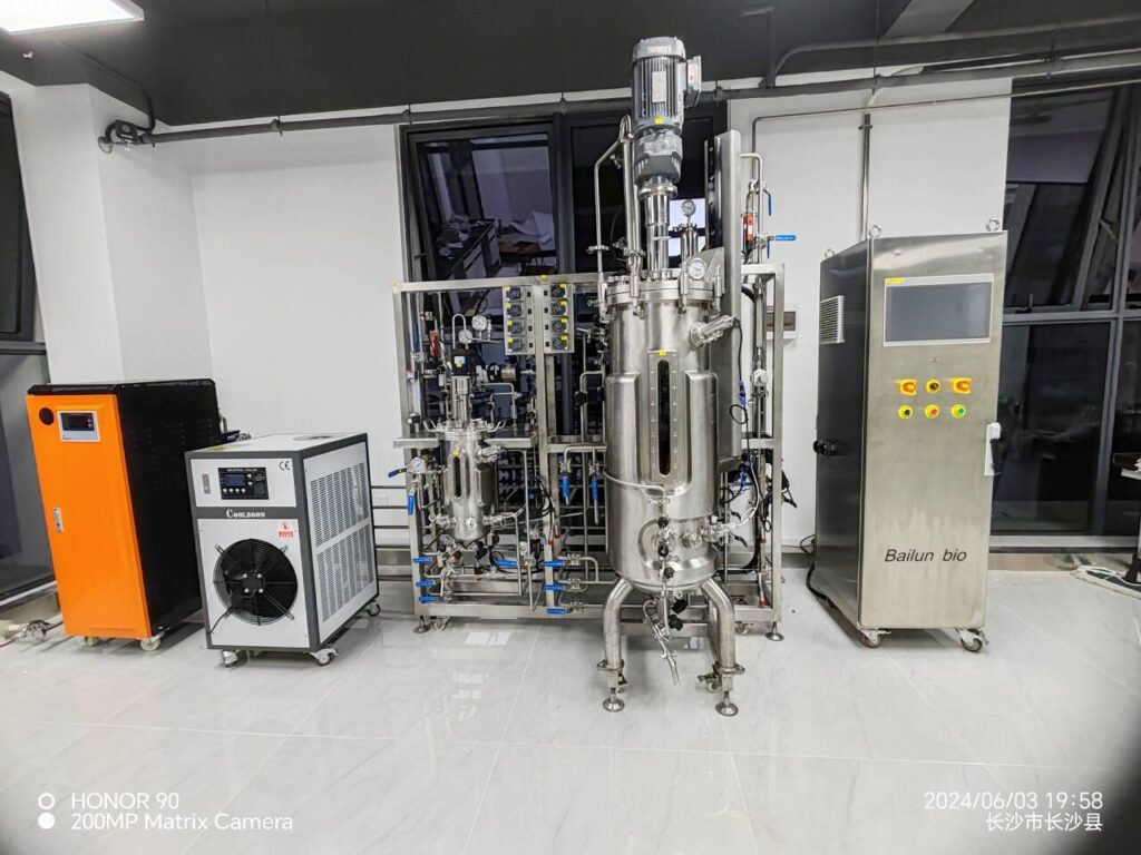 Food and beverages production bioreactor
